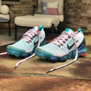 Nike women’s size 5 Vapormax flyknit 3 plum chalk